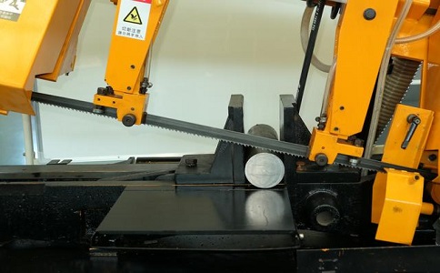 翁源数控带锯床自动送料精度会出现偏差吗？