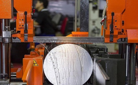 翁源立式金属带锯床切削出现跑带故障解决方法！